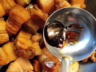 7、红烧肉,加耗油，酱油，老抽炒香炒上色