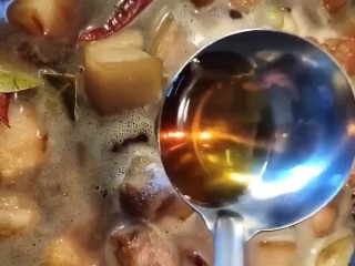 8、红烧肉,加入适量的水没过五花肉，加盐，鸡精，料酒