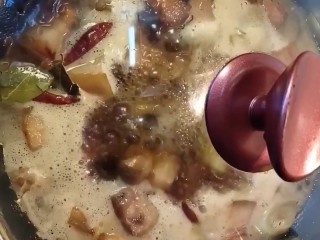 9、红烧肉,盖上盖子焖五十分钟