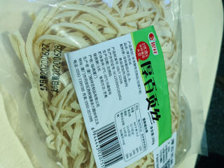 1、凉拌千张,够买切好的千张丝，待用