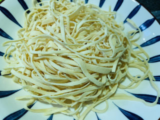 2、凉拌千张,拆袋，装入碗