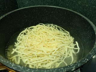 5、凉拌千张,煮开，加入千张