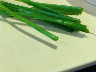 9、凉拌千张,葱洗净，待用