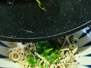 14、凉拌千张,起锅，将熟油浇到葱粒上