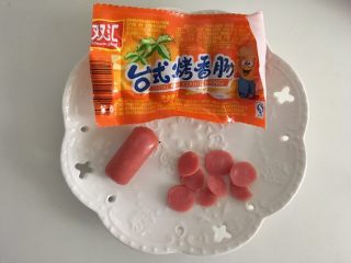 3、【鸡肉杏鲍菇】小猪便当,我用的是这个小小的宝宝肠，切片，一分为二就是耳朵；再剪个椭圆鼻子。