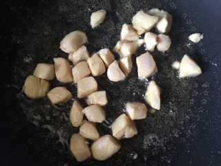 7、【鸡肉杏鲍菇】小猪便当,热锅凉油，炒熟鸡肉丁