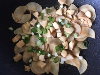 9、【鸡肉杏鲍菇】小猪便当,出锅前撒葱花