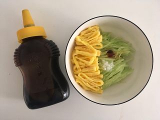11、【鸡肉杏鲍菇】小猪便当,黄瓜切丝，和蛋皮一起，放一丢丢盐、几滴生抽、一点蚝油、1滴香油拌匀（晚上吃还是切点蒜末更好吃）隆重推荐我的蚝油瓶，其实是可以挤的蜂蜜瓶，装蚝油特方便，外面好多挤瓶用在蚝油上总是会挤爆…