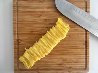 10、【鸡肉杏鲍菇】小猪便当,卷起切丝