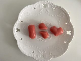 12、【鸡肉杏鲍菇】小猪便当,小宝宝肠中间斜切再合上就是颗心，可以用意大利面固定一下，到中午就会软了，不用担心被扎到。焯熟几朵西兰花，胡萝卜压几个花做装饰