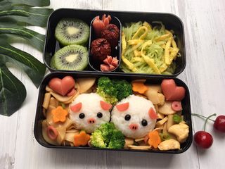 13、【鸡肉杏鲍菇】小猪便当,配点水果坚果之类的塞满吧～