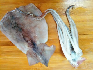 2、青椒炒鱿鱼,鱿鱼处理干净内脏