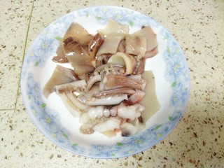 4、青椒炒鱿鱼,再把切好花形的鱿鱼切块