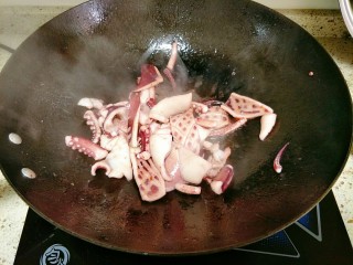 6、青椒炒鱿鱼,下入鱿鱼翻炒