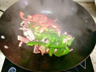 7、青椒炒鱿鱼,加入青红椒