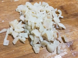 3、白嫩皮冻,切成丁