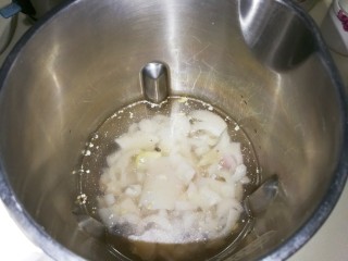 8、白嫩皮冻,放入900毫升水，豆浆机选择米糊键，打制成糊