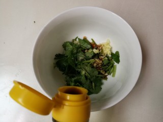 14、白嫩皮冻,放入一勺醋