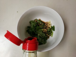 15、白嫩皮冻,放入两勺生抽