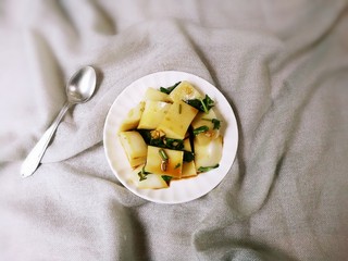 17、白嫩皮冻,皮冻切成块，放入蘸汁拌匀