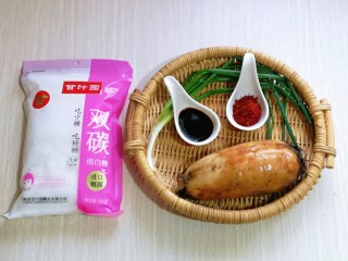 1、醋溜藕片,准备食材，莲藕可以根据个人胃口增加。