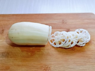 2、醋溜藕片,首先将莲藕去皮，洗干净，再切片，藕片的薄厚可以根据个人喜欢来切。