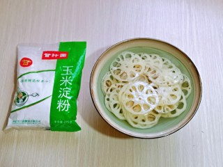 3、醋溜藕片,切好的藕片放入大口器具中，加入纯净水，再加入玉米淀粉，拌均匀，静置5分钟。(清洗莲藕的最佳方式呦)