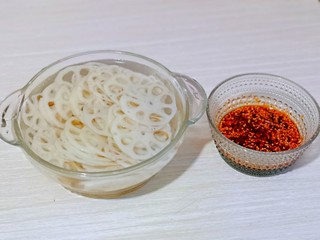 9、醋溜藕片,煮熟的莲藕捞出过冷水。(可以反复用冷水冲洗几遍，这样藕片的口感更好)