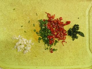 2、凉拌三丝,配料全部切碎。