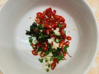 3、凉拌三丝,放入小碗备用。