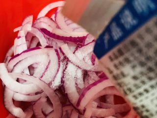 6、凉拌三丝,洋葱撒一小撮盐腌制2分钟。