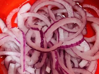 7、凉拌三丝,出水即可挤干水份。