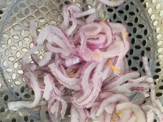 8、凉拌三丝,流动水冲洗一下沥干水份。