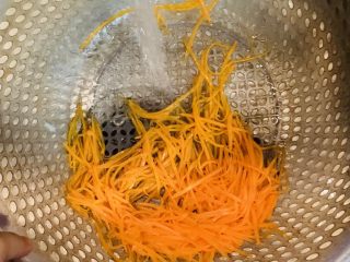 11、凉拌三丝,炒水30秒捞出冲水。