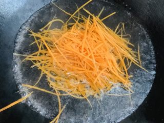 10、凉拌三丝,水开后放入胡萝卜丝。