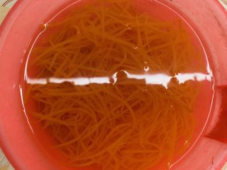 12、凉拌三丝,泡入冷水浸泡至冰凉。