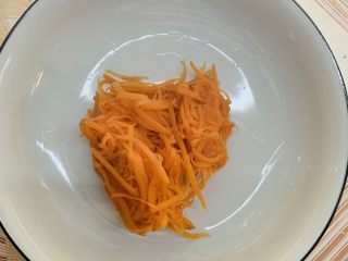 13、凉拌三丝,捞出沥干水份。