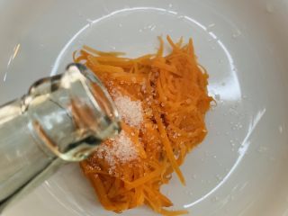 15、凉拌三丝,加入白醋。