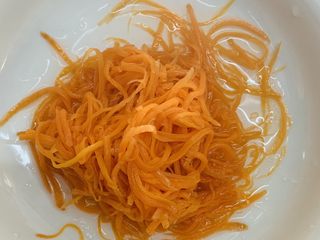 16、凉拌三丝,一起搅拌均匀。