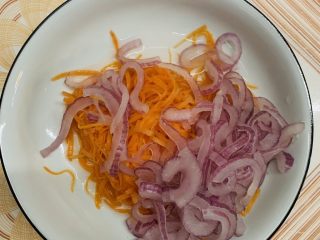 17、凉拌三丝,加入洋葱。