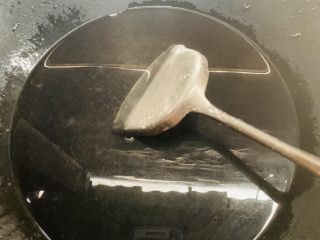 21、凉拌三丝,锅里倒入淹没海带的水量。