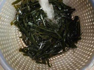 24、凉拌三丝,捞出过冷水半分钟。