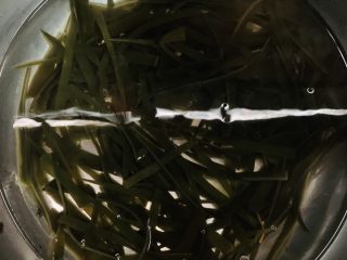 25、凉拌三丝,倒入冷水中浸泡至冰凉。