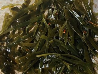 26、凉拌三丝,捞出沥干水份。