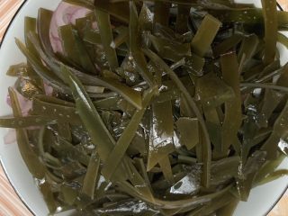 27、凉拌三丝,放入盆里备用。