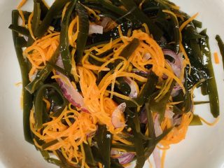 28、凉拌三丝,把前面搅拌好的洋葱和胡萝卜丝放一起。