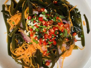 29、凉拌三丝,倒入配料。