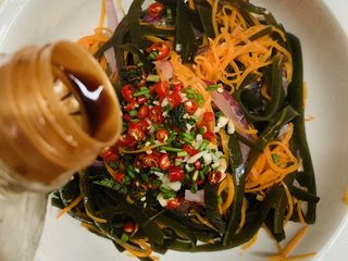 30、凉拌三丝,加入酱油。