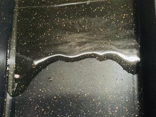 32、凉拌三丝,倒入食用油。