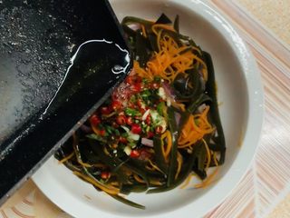 34、凉拌三丝,倒入三丝中。